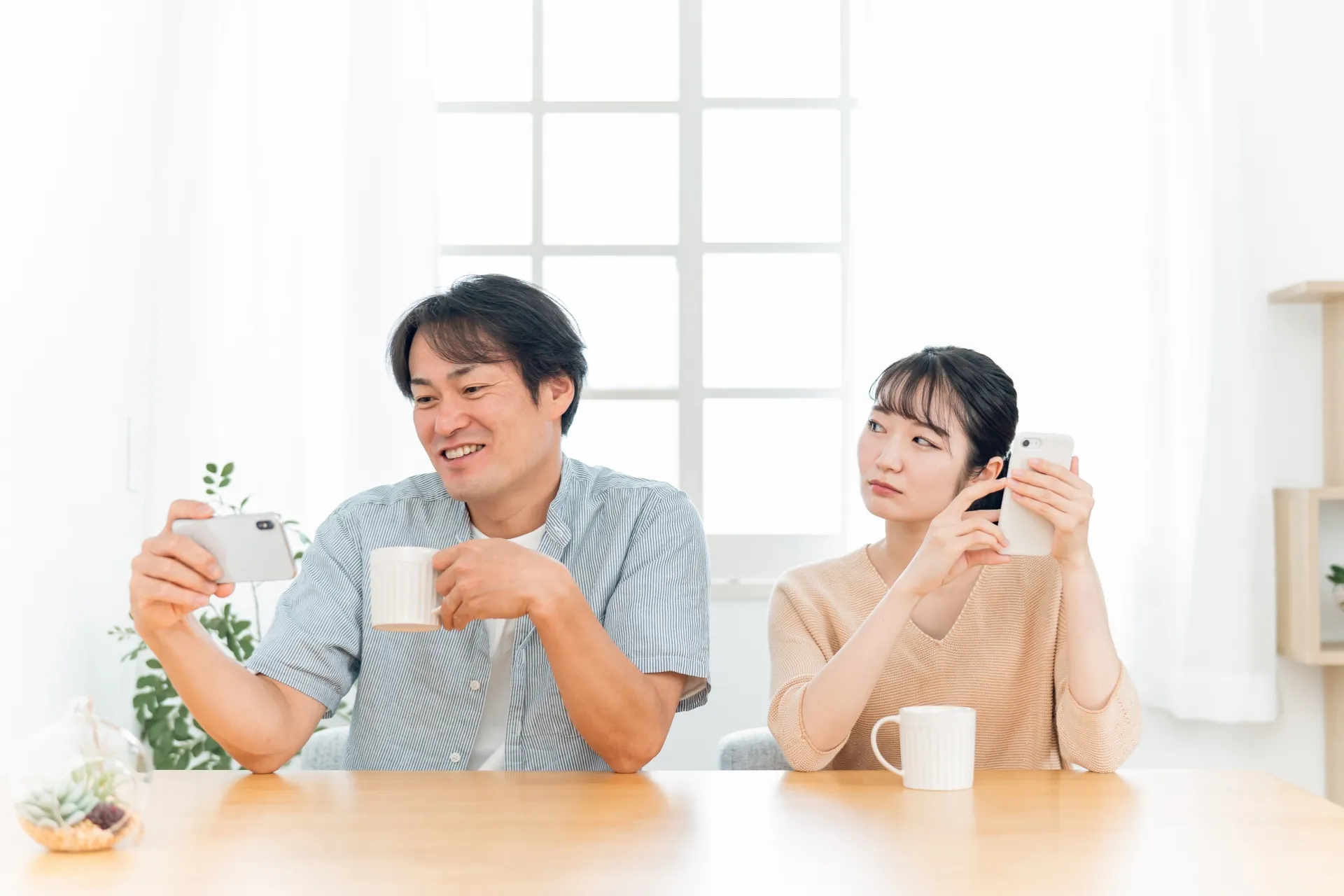 気づくとスマホばかり見ている…やめたいのに見てしまう理由と向き合い方